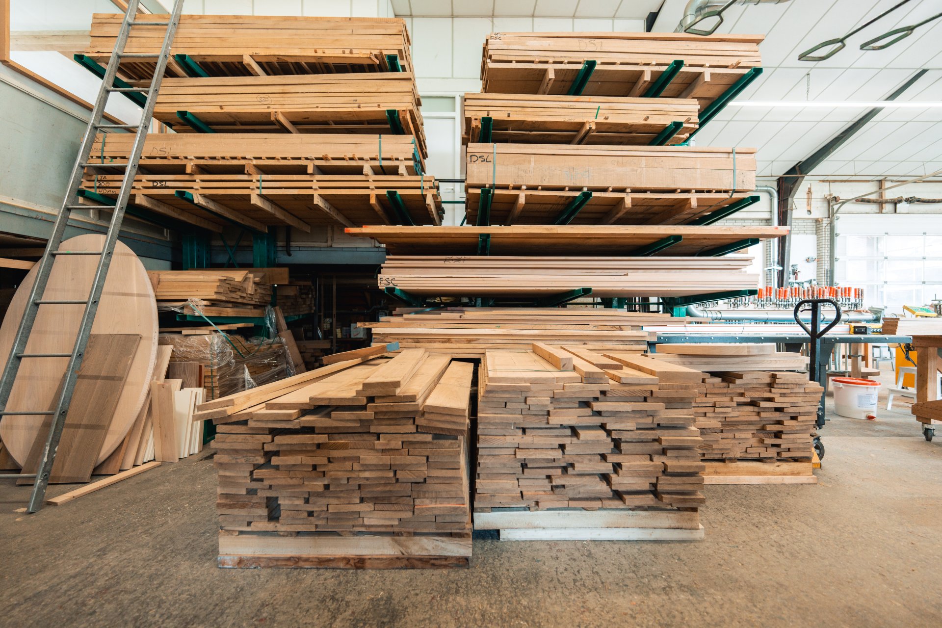 Bij Meubelmakerij De Stoof in Den Haag kiest u hout, handgrepen, stof en afwerking van uw op maat gemaakte meubel in Rijswijk