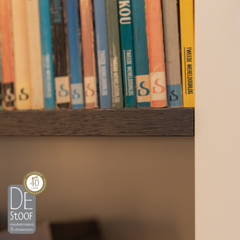 Boekenkast op maat met open vakken voor een modern interieur in Oegstgeest