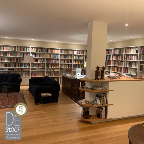 Boekenkast op maat van vloer tot plafond