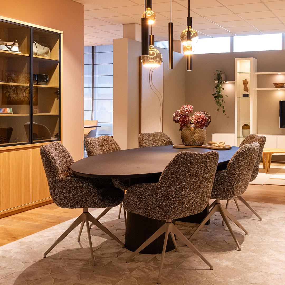 You can order a bespoke dining table, bar or coffee table from Meubelmakerij De Stoof in Leidschendam