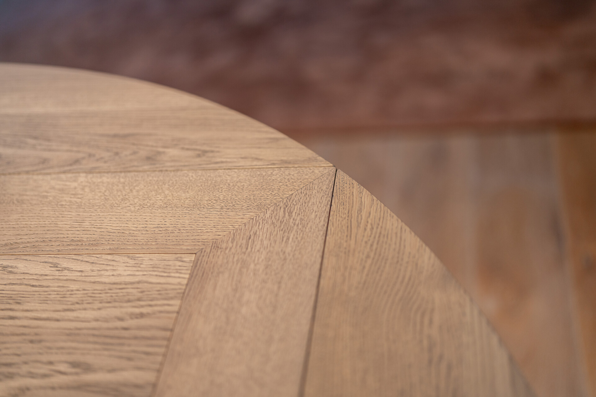 A round table is perfect for long evenings of dining. Made to fit in Amsterdam, Voorschoten en Den Haag