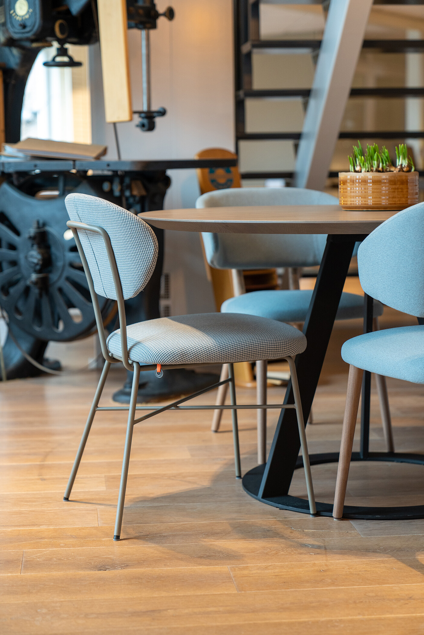 Dining table custom-made by Meubelmakerij De Stoof in The Hague and surrounding areas
