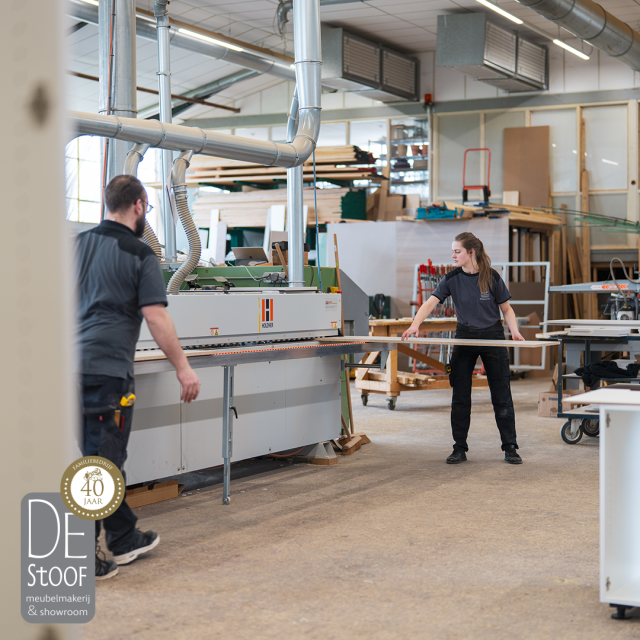 Wandbrede maatwerkboekenkast in een modern interieur